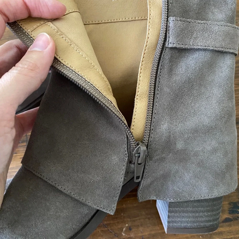Crown Vintage Braydon Taupe Suede Ankle Boots Size 7.5 Pointed Toe Buckle Strap